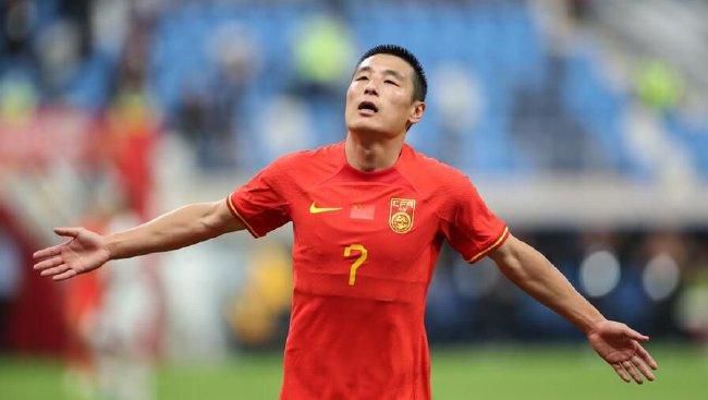 TA：切尔西冬窗无法召回卢卡库，球员租借合同中无相应条款据The Athletic消息，切尔西在将卢卡库外租至罗马的合同中，没有设置召回球员的条款。